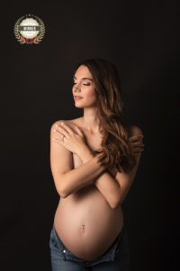Vous recherchez un photographe nouveau-né en Haute-Savoie ? Laura Bugnet est Photographe spécialisée grossesse, nouveau-né, bébé, famille