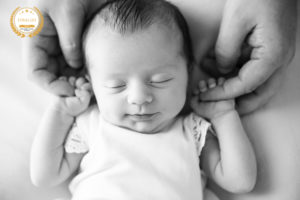 Vous recherchez un photographe nouveau-né en Haute-Savoie ? Laura Bugnet est Photographe spécialisée grossesse, nouveau-né, bébé, famille