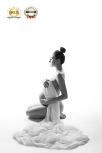 Vous recherchez un photographe nouveau-né en Haute-Savoie ? Laura Bugnet est Photographe spécialisée grossesse, nouveau-né, bébé, famille