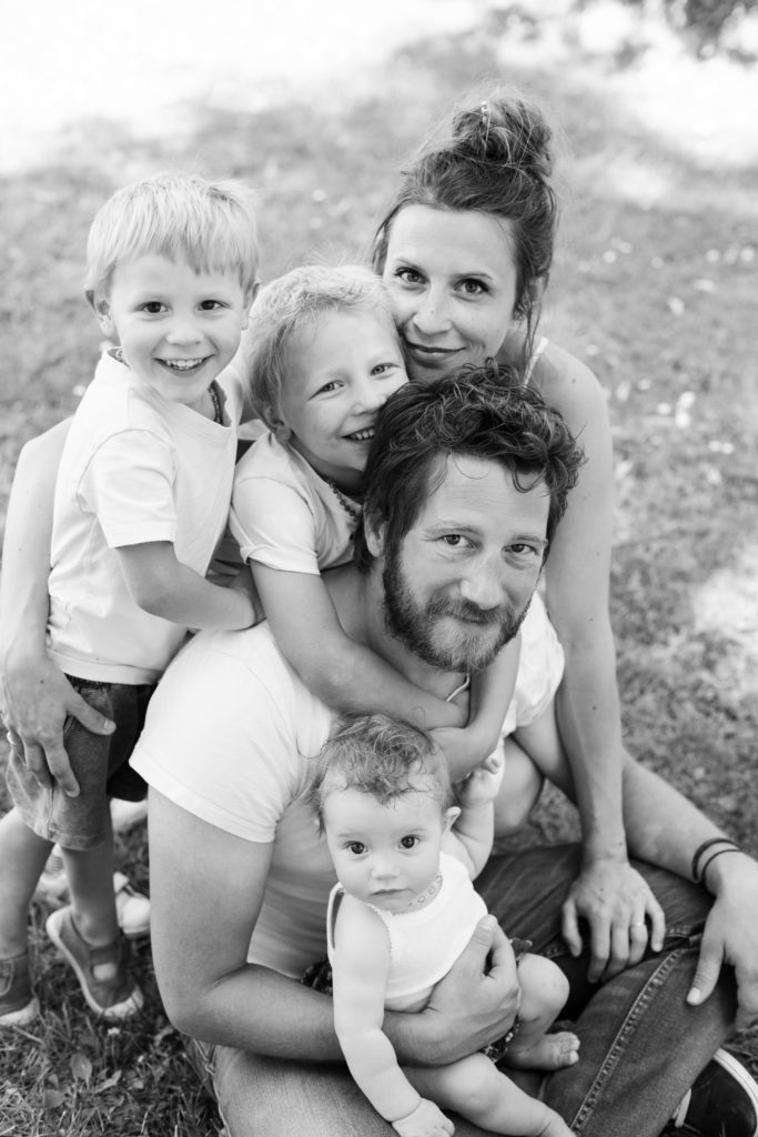 Trouver un photographe de famille en Haute-Savoie. Photographe spécialisée grossesse, nouveau-né, bébé, famille