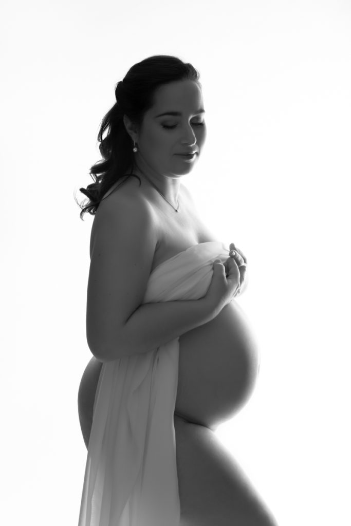 Trouvez un photographe grossesse en Haute-Savoie. Photographe spécialisée grossesse, nouveau-né, bébé, famille